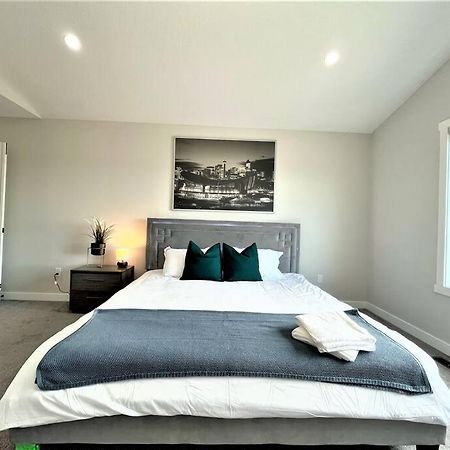 Villa Luxury Retreat For Large Groups YYC Esterno foto