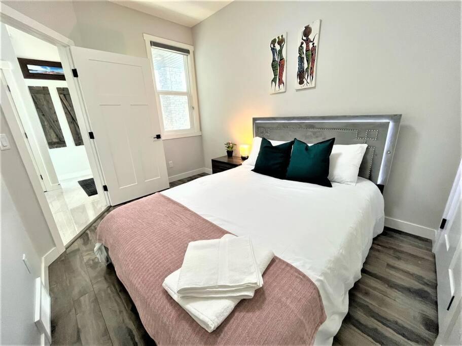 Villa Luxury Retreat For Large Groups YYC Esterno foto