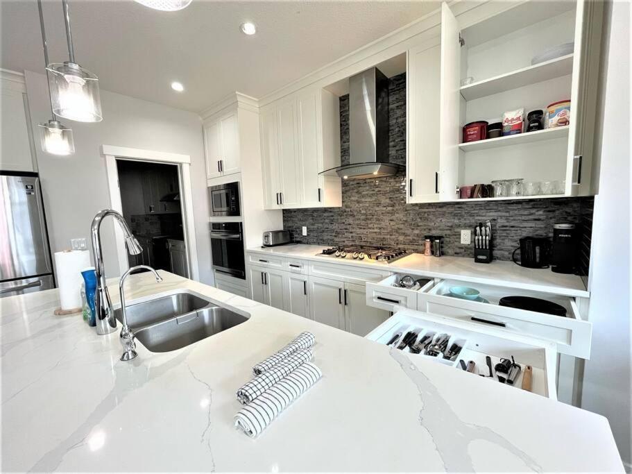 Villa Luxury Retreat For Large Groups YYC Esterno foto