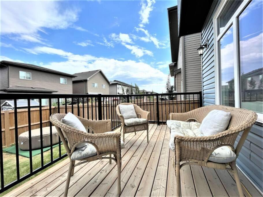 Villa Luxury Retreat For Large Groups YYC Esterno foto