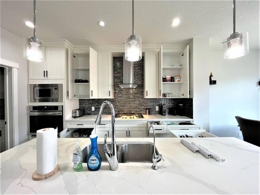 Villa Luxury Retreat For Large Groups YYC Esterno foto